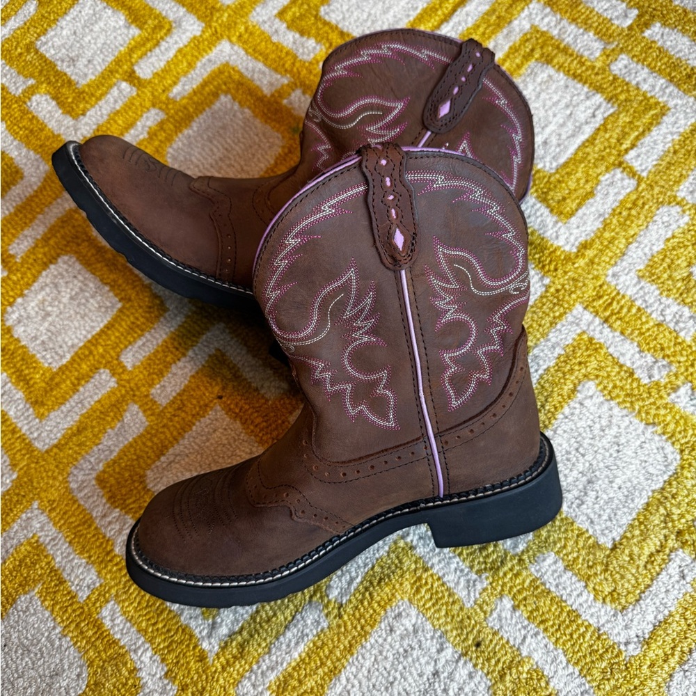 Justin Boots Brown pink Accents embroidered design sz 8 1/2B rounded square toe
